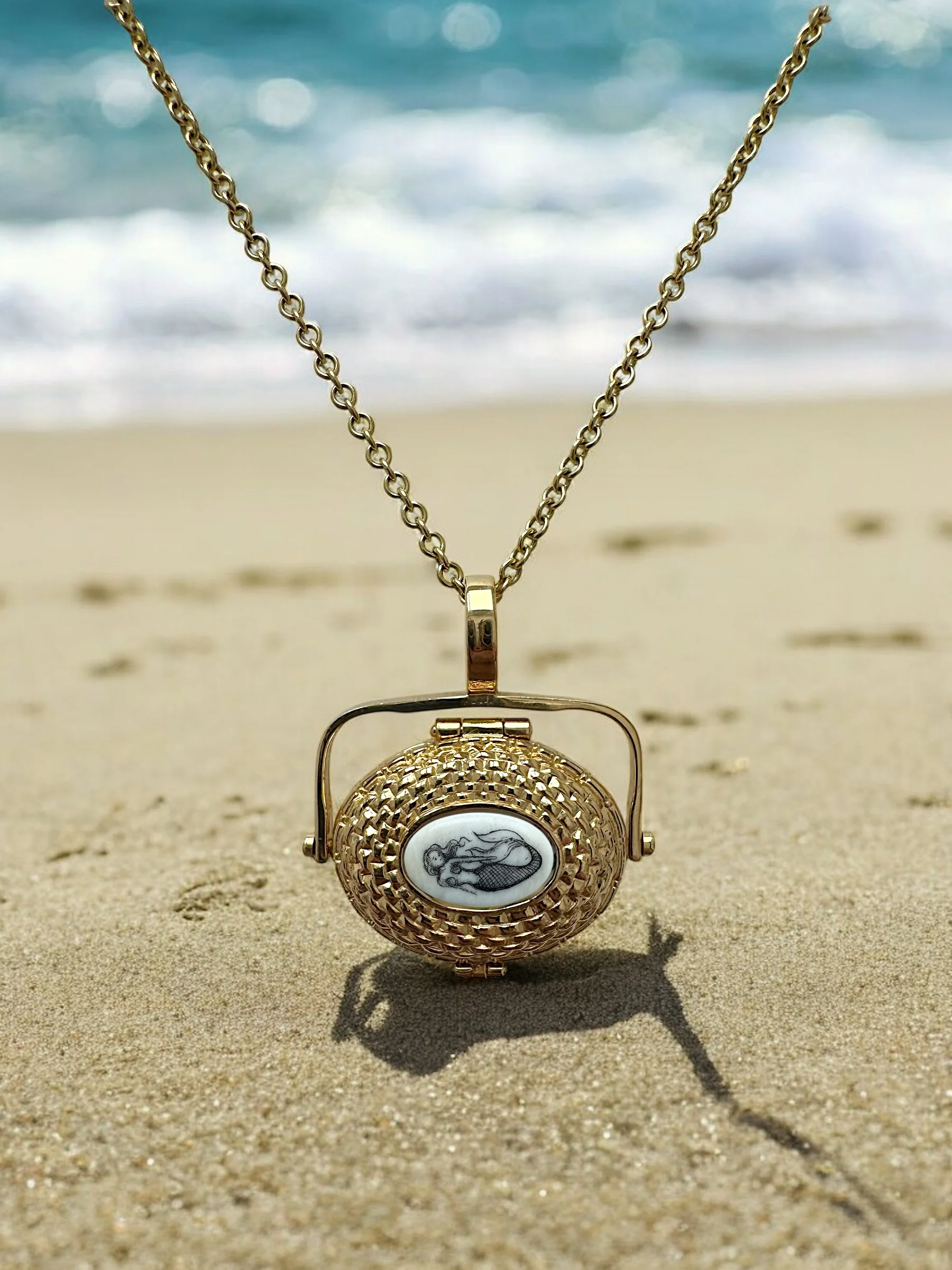 Nantucket Scrimshaw Basket Locket - Image 5